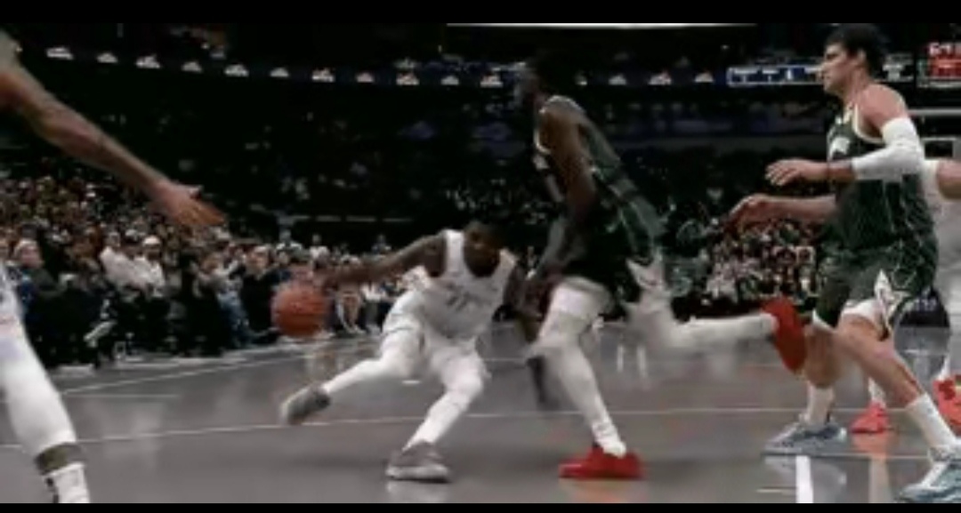 包含雄鹿遭遇尴尬失分，再遭两连败的词条