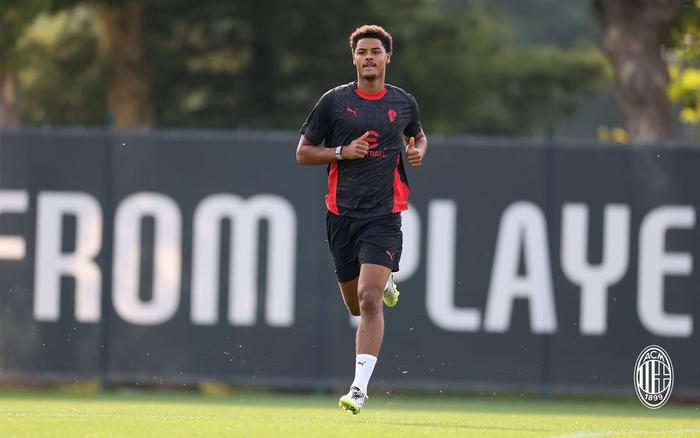 AC米兰新援技惊四座，传控战术成为关键