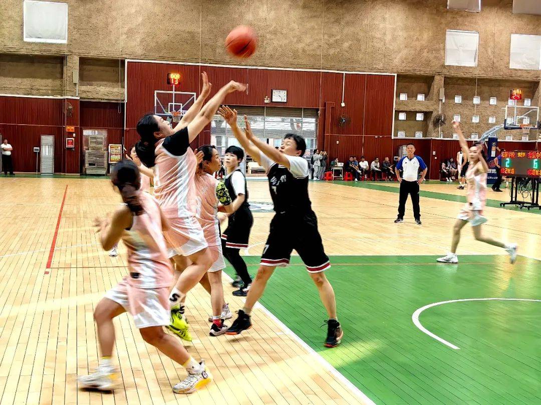 包含精彩篮球比赛现场,球员们尽展个人实力!的词条 包含精彩篮球比赛现场,球员们尽展个人实力!的词条