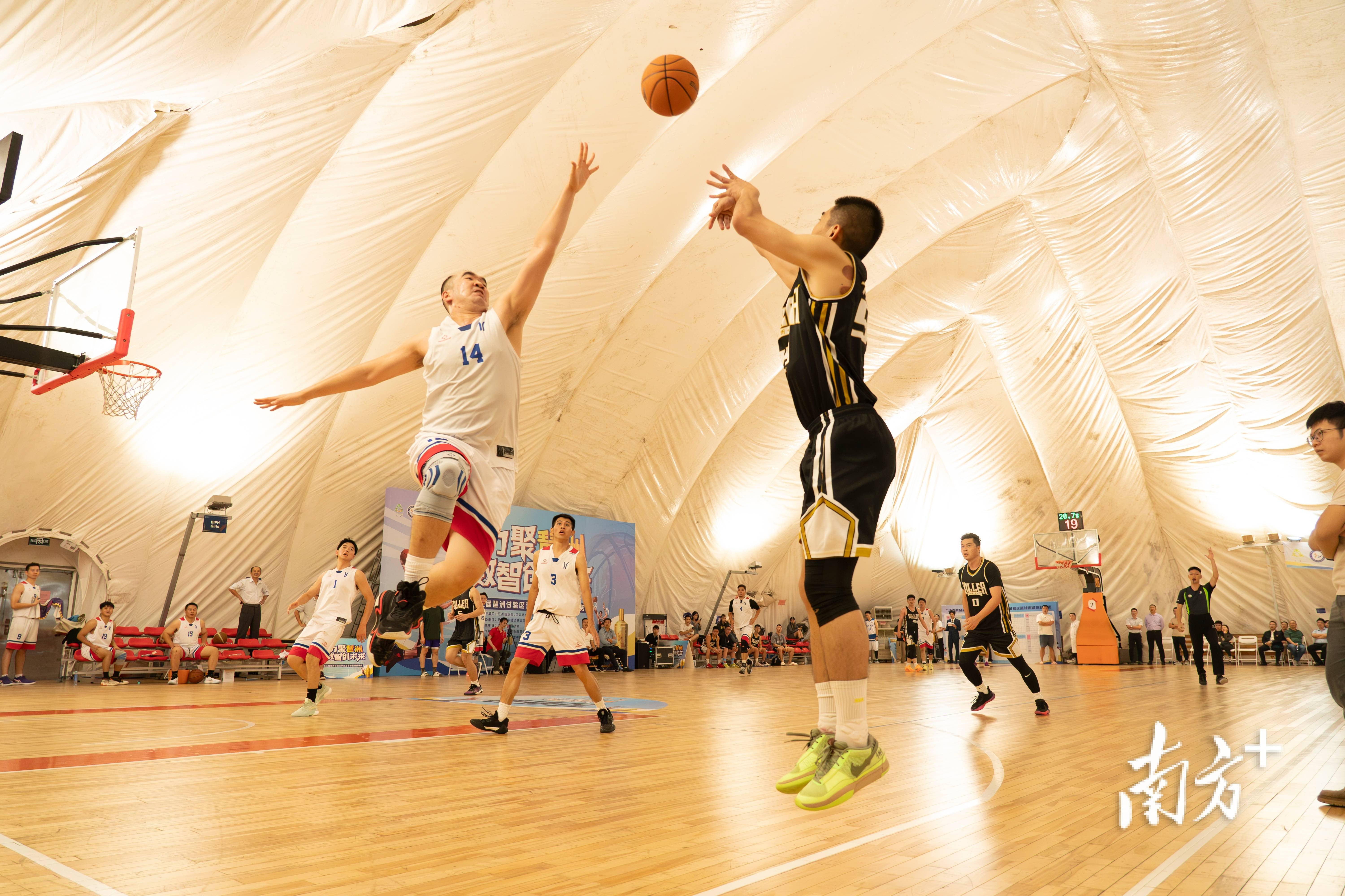 包含精彩篮球比赛现场,球员们尽展个人实力!的词条 包含精彩篮球比赛现场,球员们尽展个人实力!的词条