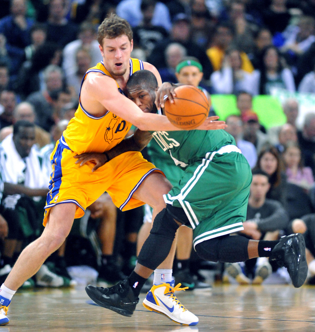 勇士主场获胜,凯尔特人落败无助 勇士主场获胜,凯尔特人落败无助