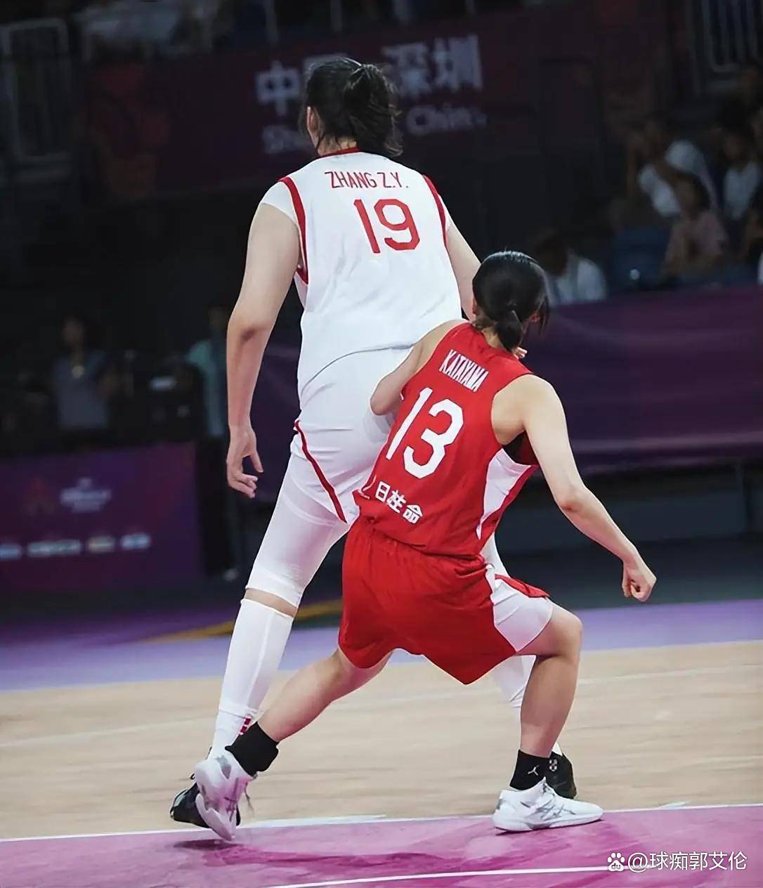 亚洲赛场上发生的激烈对抗引起热议 亚洲赛场上发生的激烈对抗引起热议