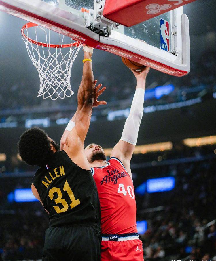 快船逆转马刺，莱昂纳德贡献28分