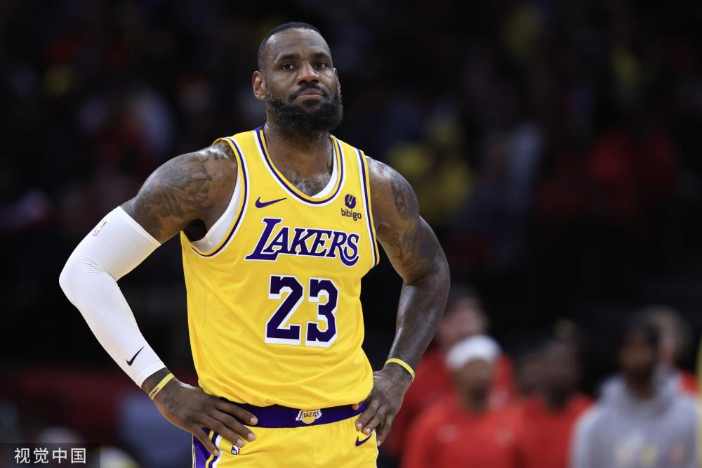 詹姆斯带领湖人逆转夺胜 詹姆斯带领湖人逆转夺胜
