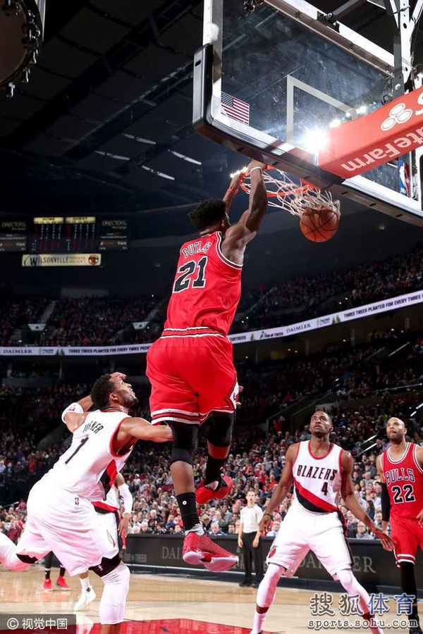 公牛战胜开拓者,奏响胜利之歌。 公牛战胜开拓者,奏响胜利之歌。