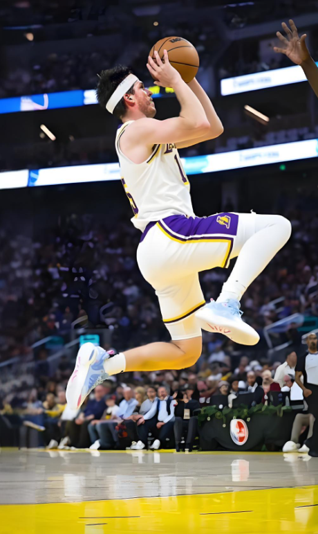 勇士险胜湖人，库里关键时刻发威