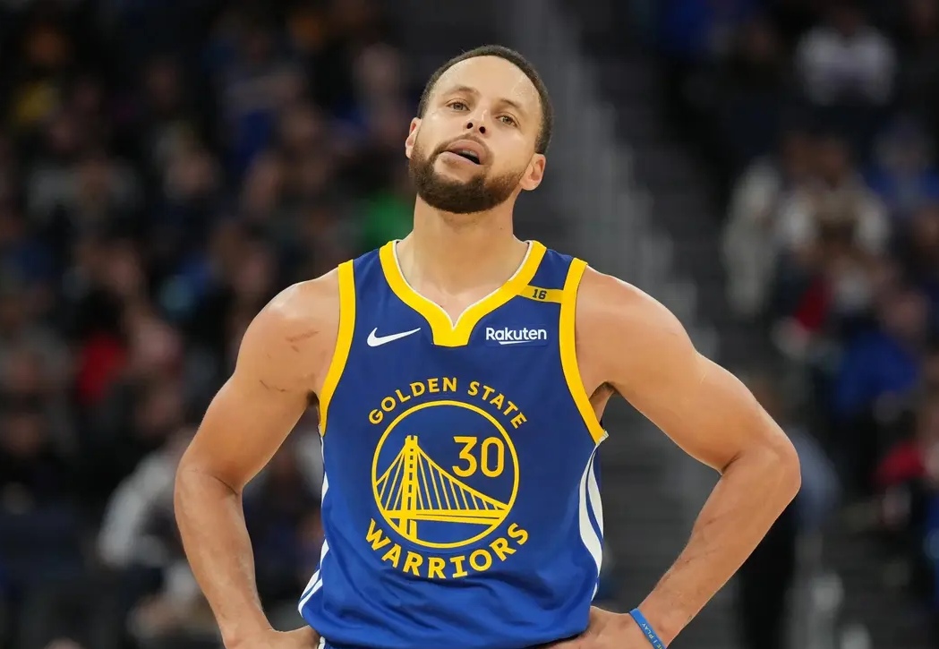 勇士险胜湖人，库里关键时刻发威