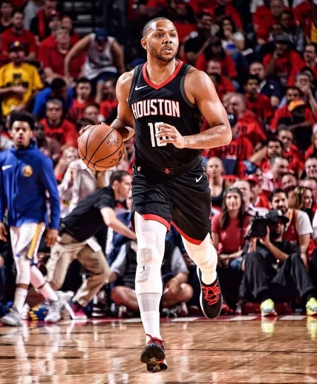 包含火箭险胜尼克斯，伍德状态回勇的词条